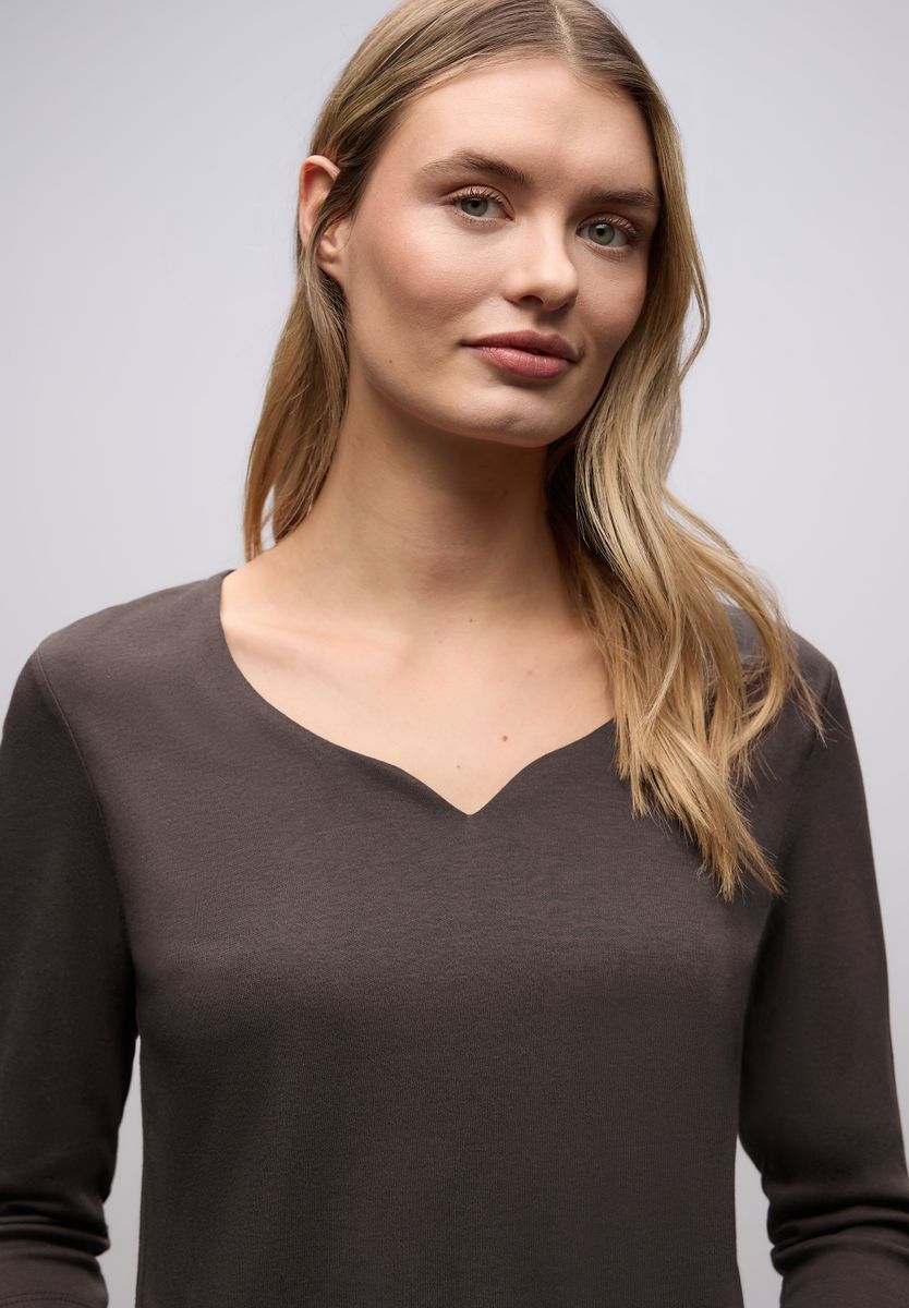 Shirt mit Herzausschnitt