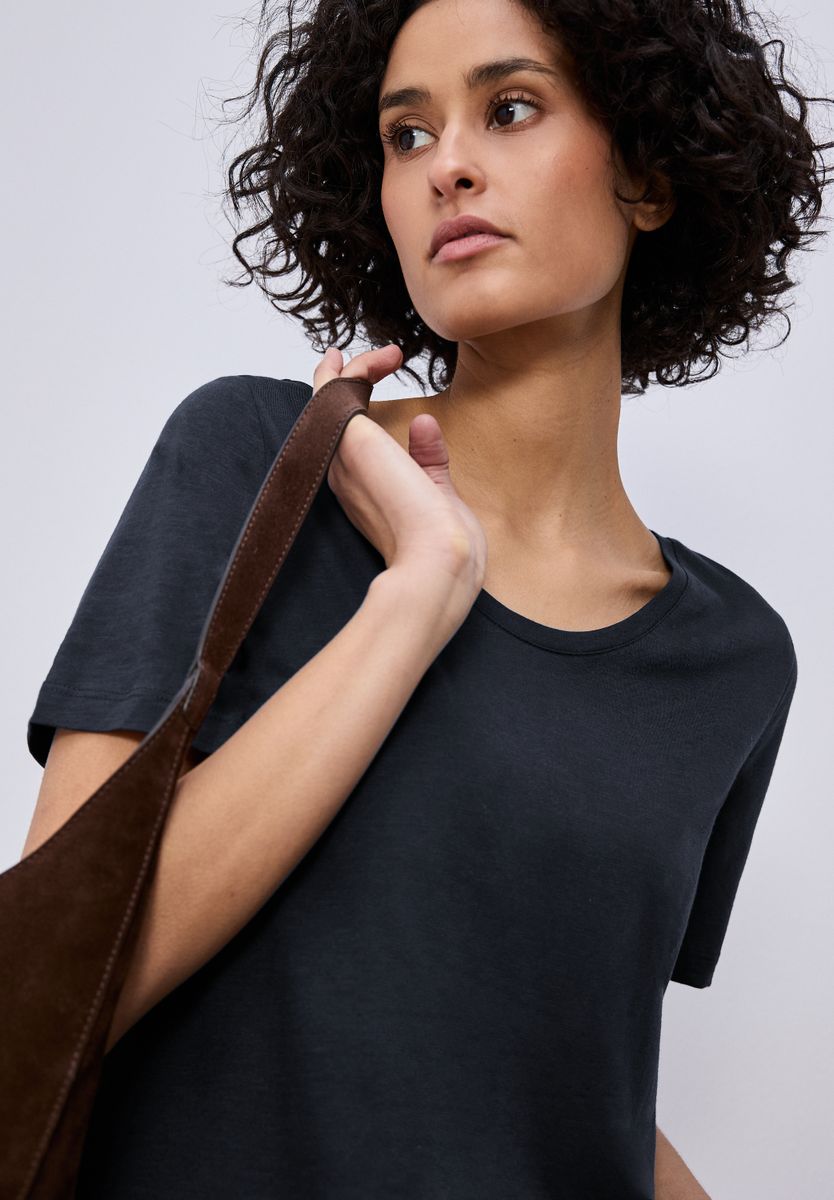 Basic T-Shirt mit gerundetem V-Neck