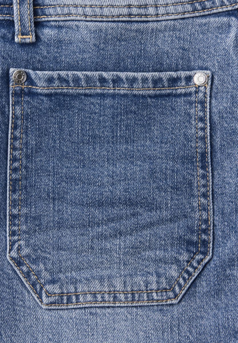 Straight Leg Jeans mit Saumdetail