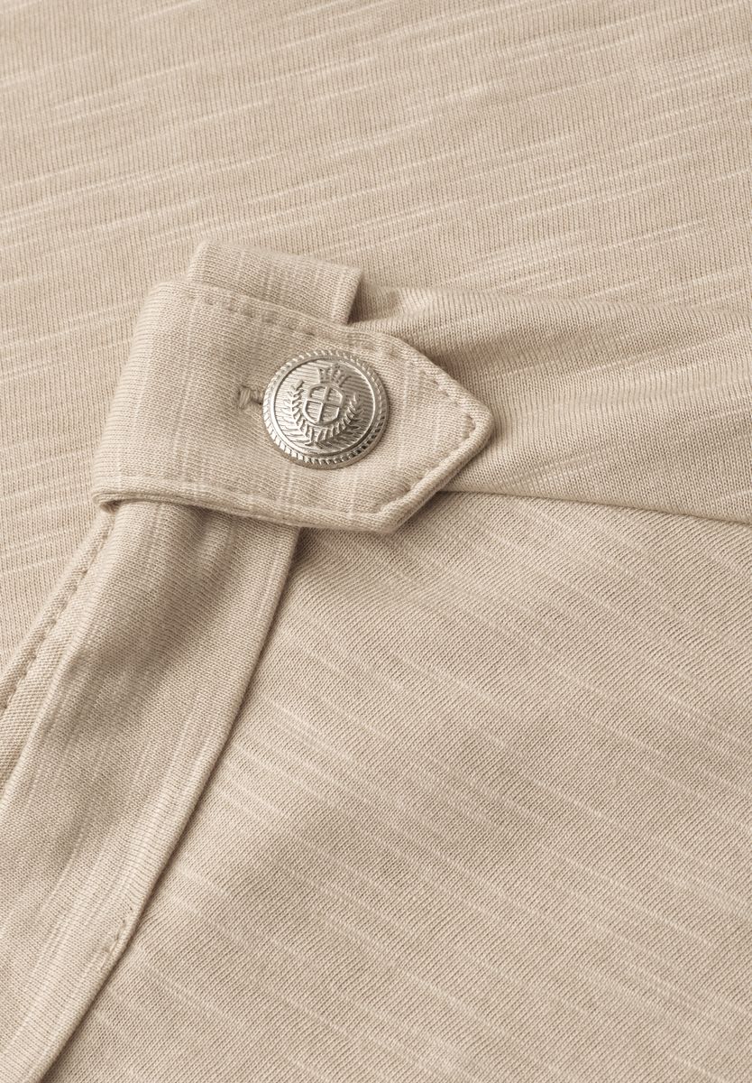 T-Shirt mit Rundhals und Knopfdetails